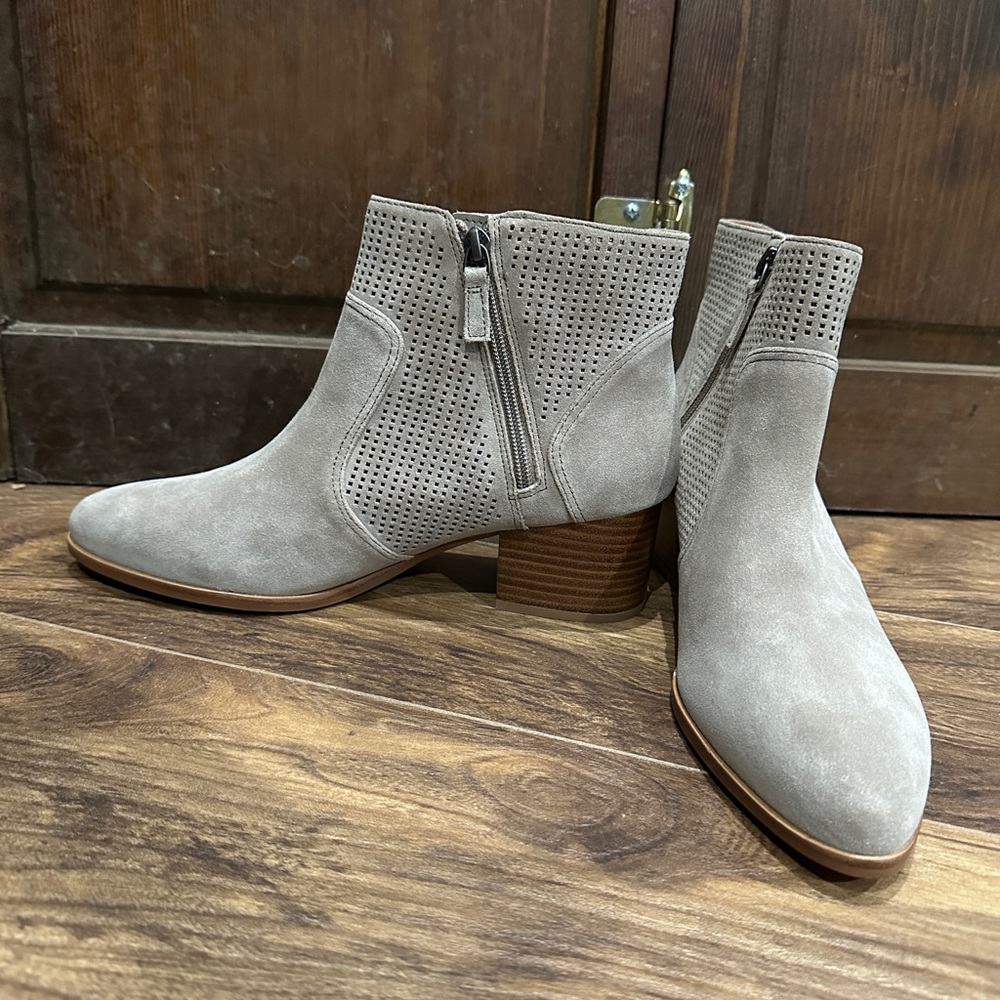 Never Worn Johnston & Murphy Taupe Heeled Booties
